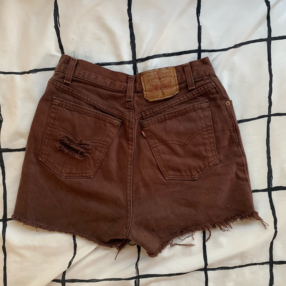 Maroon distressed Levi’s shorts